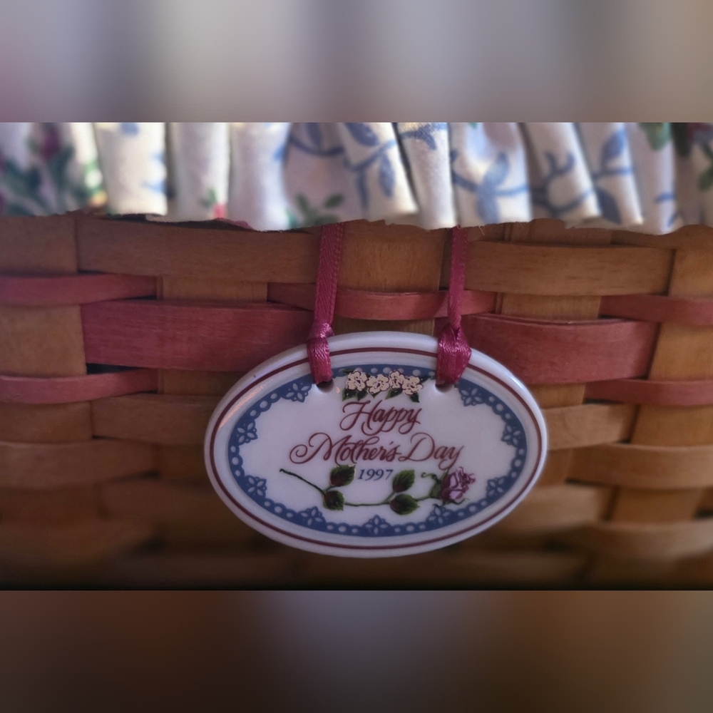 Longaberger Vintage Mothers Day Collection Handwoven Lided Basket - Picture 3 of 4